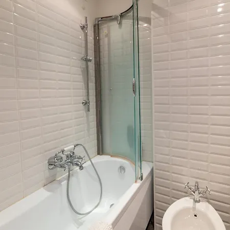 Guesthost - Castelvittorio Medieval Getaway! Roomy Apartament *
