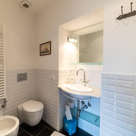 Guesthost - Castelvittorio Medieval Getaway! Roomy Apartament
