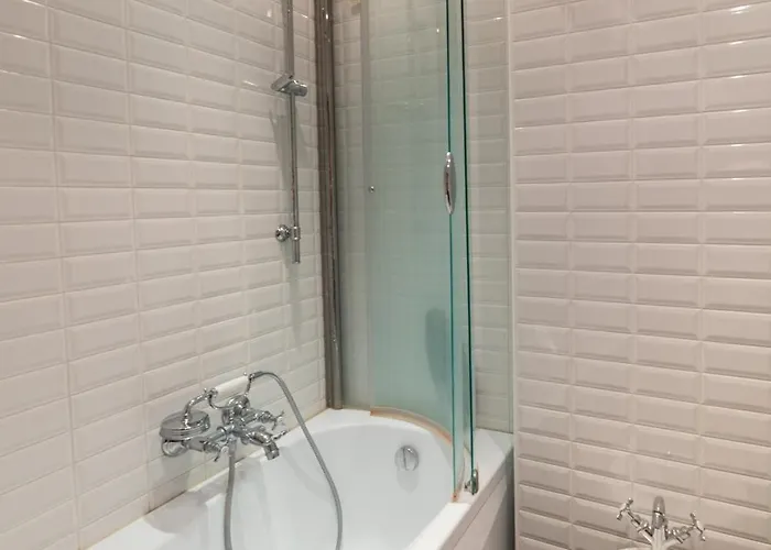 Guesthost - Castelvittorio Medieval Getaway! Roomy 公寓 *