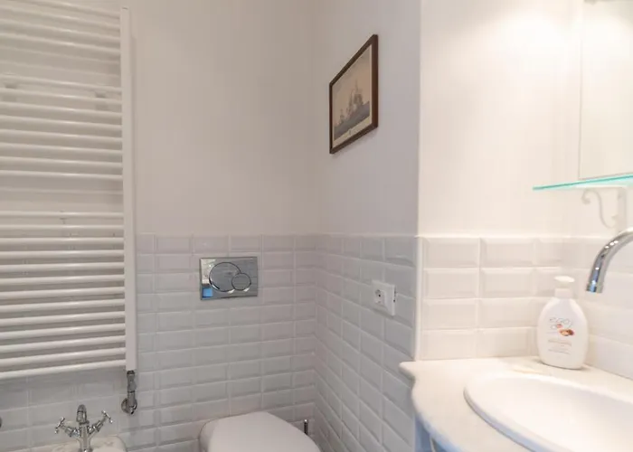 Guesthost - Castelvittorio Medieval Getaway! Roomy